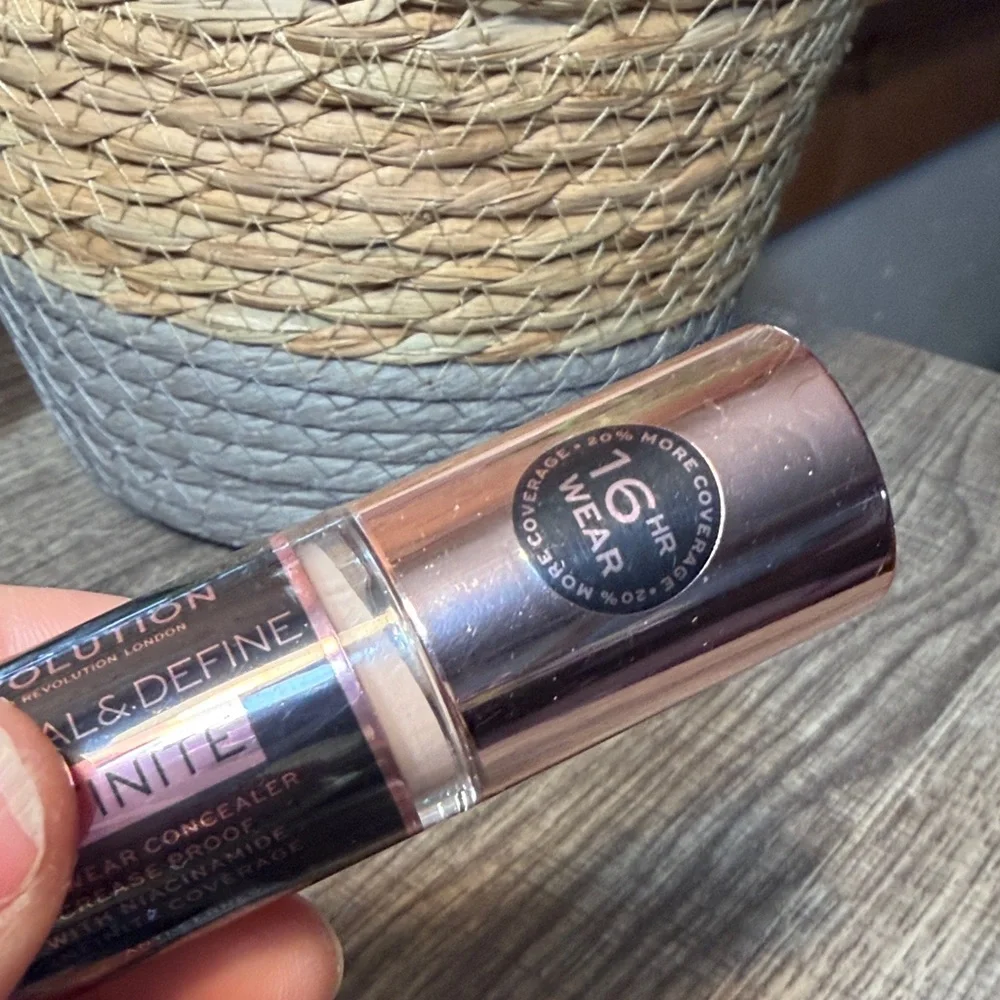 🌹5 for $25🌹 Revolution Infinite Conceal & Define C3.5 Concealer